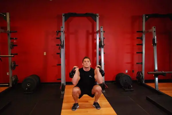 Thruster com kettlebell: fim do movimento